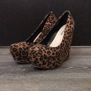 sz 7 microsuede platform wedge